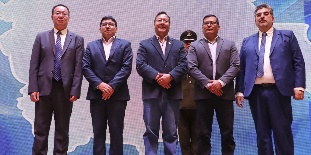 El jefe de Estado Luis Arce, el presidente de YLB, Carlos Ramos, y el ministro de Hidrocarburos, Franklin Molina, junto con los representantes de las empresas china y rusa. (Foto: Presidencia)