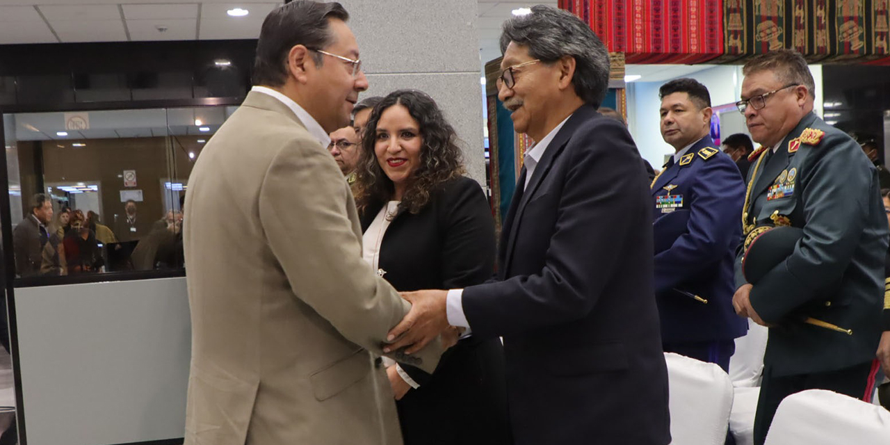 El presidente Luis Arce y el nuevo ministro de Minería, Marcelino Quispe. (Foto: Presidencia)