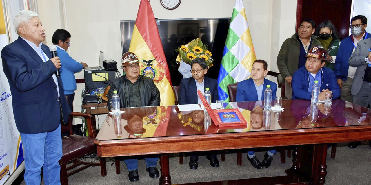 La posesión del flamante presidente de Comibol, ayer. (Foto: Min. de Minería)