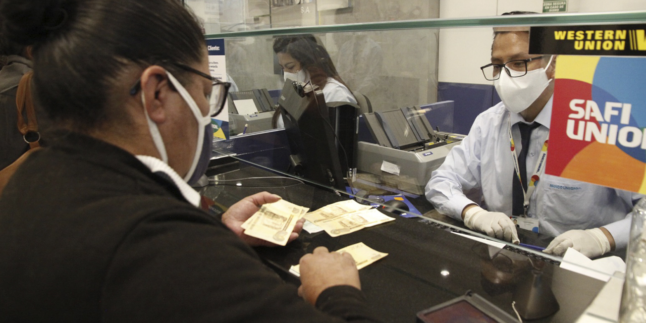 Adultos mayores jubilados hacen el cobro de su renta a través de ventanilla. (Foto: Archivo)