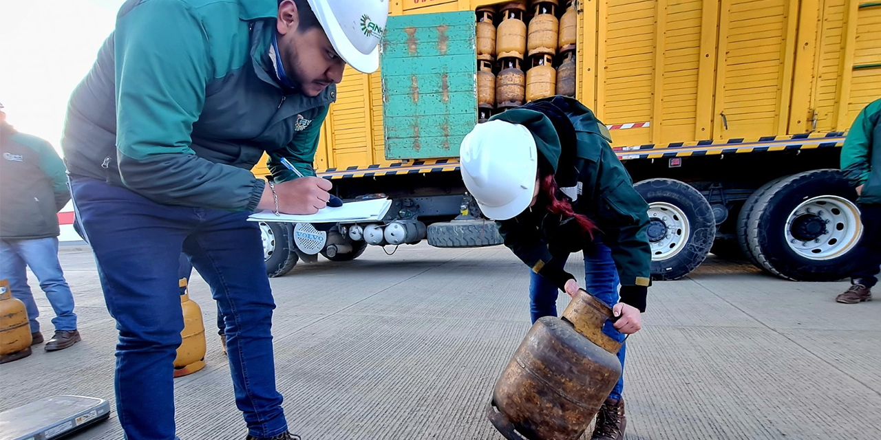 Personal de la ANH realiza el control del despacho y distribución de las garrafas de GLP. (Foto: ANH)