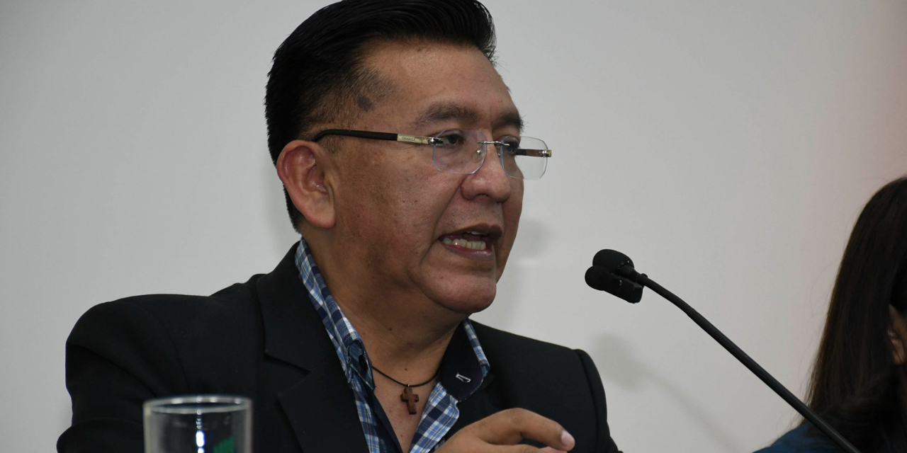 El director general ejecutivo de la ASFI, Reynaldo Yujra.