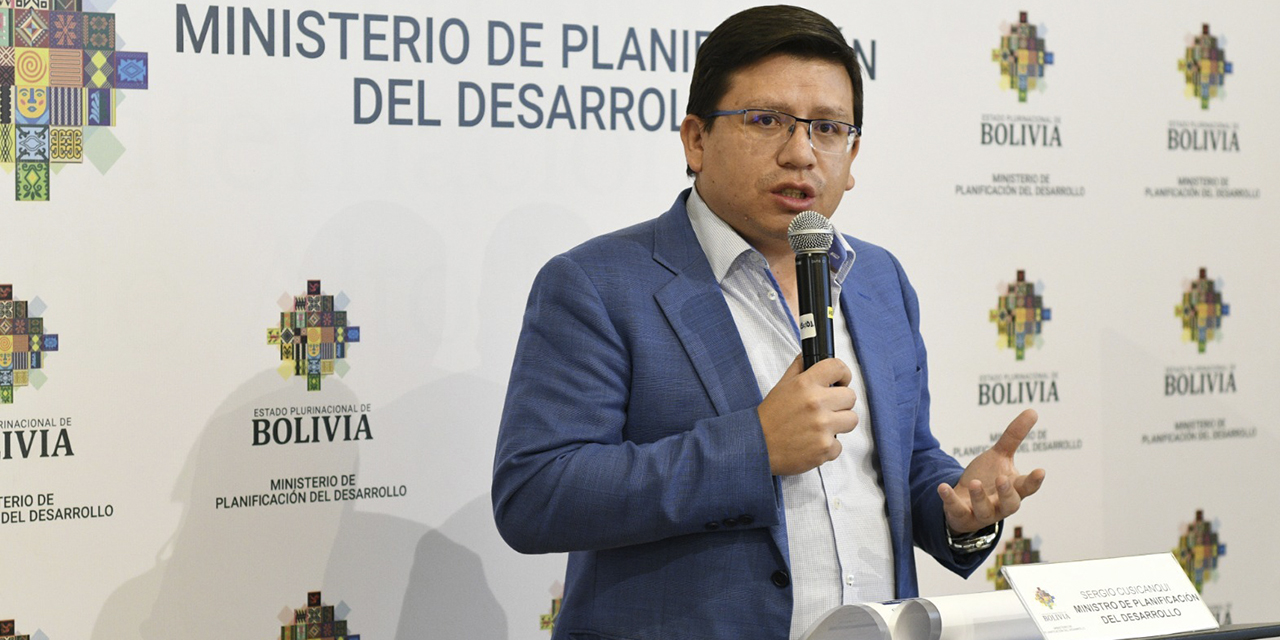 El ministro de Planificación, Sergio Cusicanqui, en conferencia de prensa, ayer. (Foto: Gonzalo Jallasi)