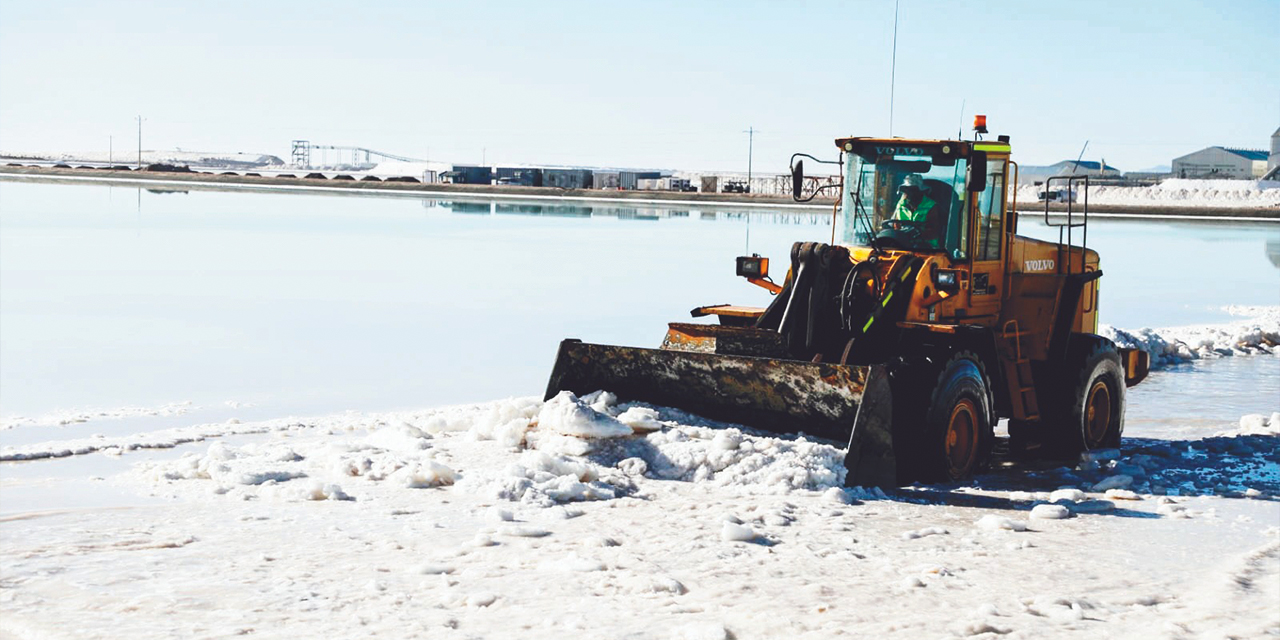 Trabajos en el salar de Uyuni, Potosí. Foto: Ministerio de Hidrocarburos