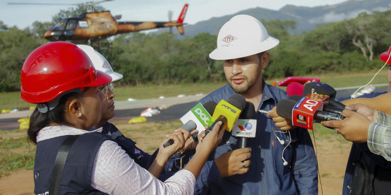 El representante de YPFB, Enzo Michel, en el área de Vitiacua. (Foto: YPFB)