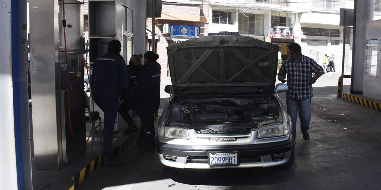 Un motorizado recibe combustible en una estación de servicio de La Paz. (Foto: Gonzalo Jallasi)