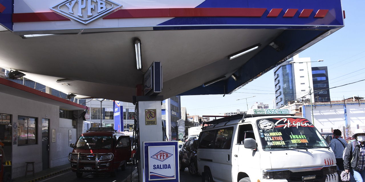 Una estación de servicio  en la avenida Uruguay, de La Paz. (Foto: Jorge Mamani)