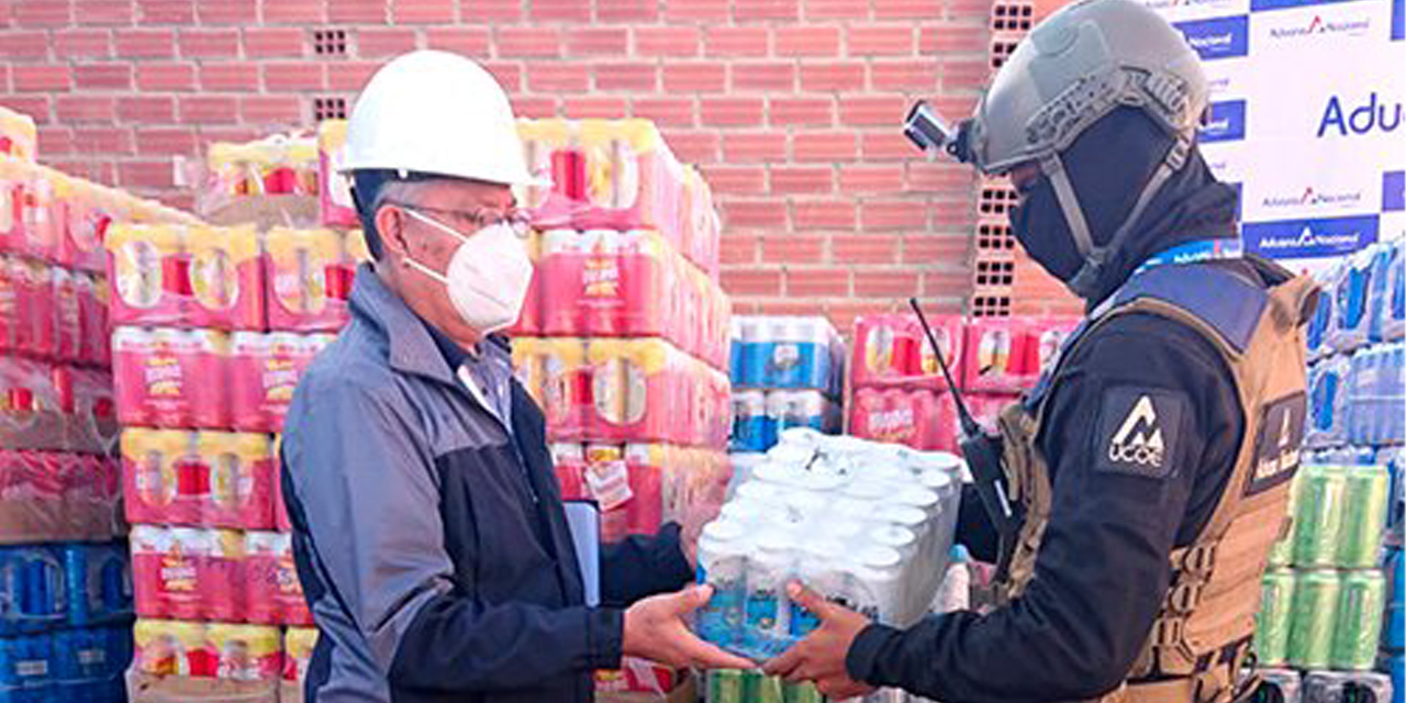 Incautación de latas de cerveza por funcionarios aduaneros. Foto: archivo/aduana