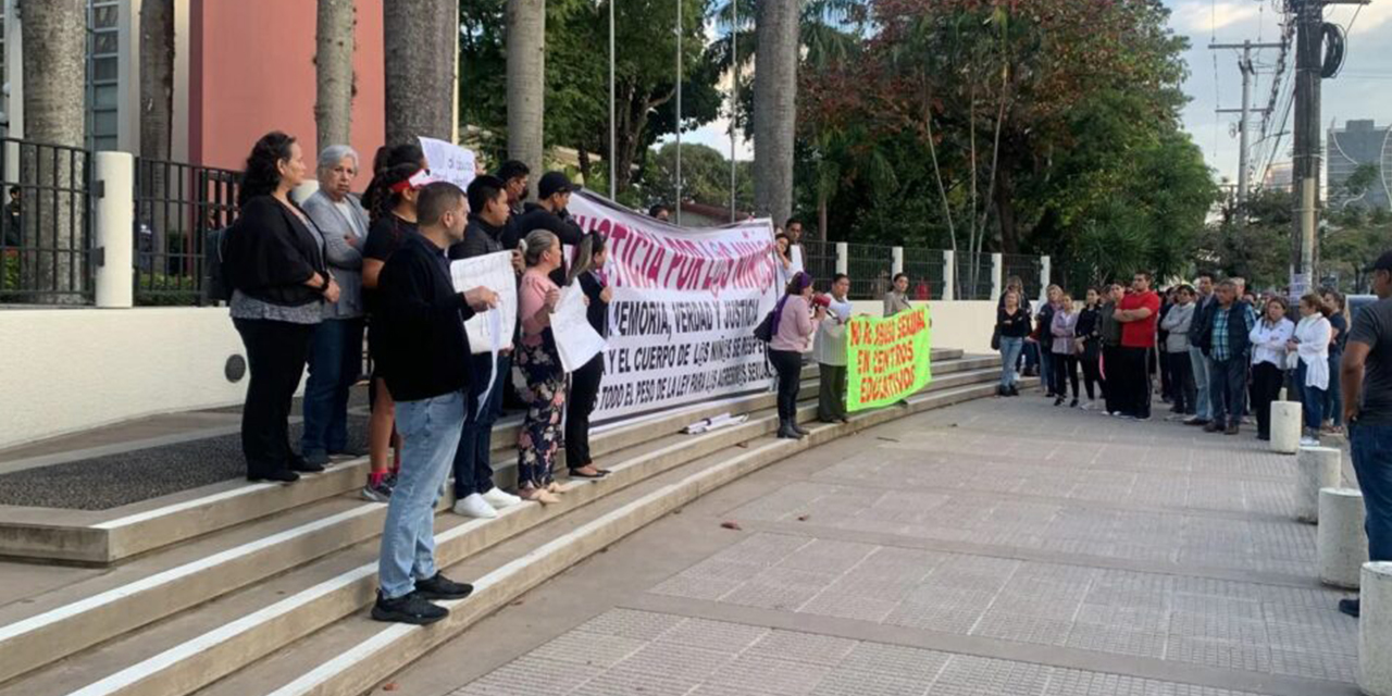 Padres de familia protestaron en las puertas del colegio Alemán, en Santa Cruz, en rechazo a las agresiones sexuales que se registraron. (Foto: Archivo)