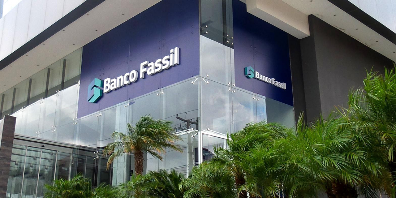 Uno de los inmuebles del intervenido Banco Fassil, en Santa Cruz. (Foto: Archivo)