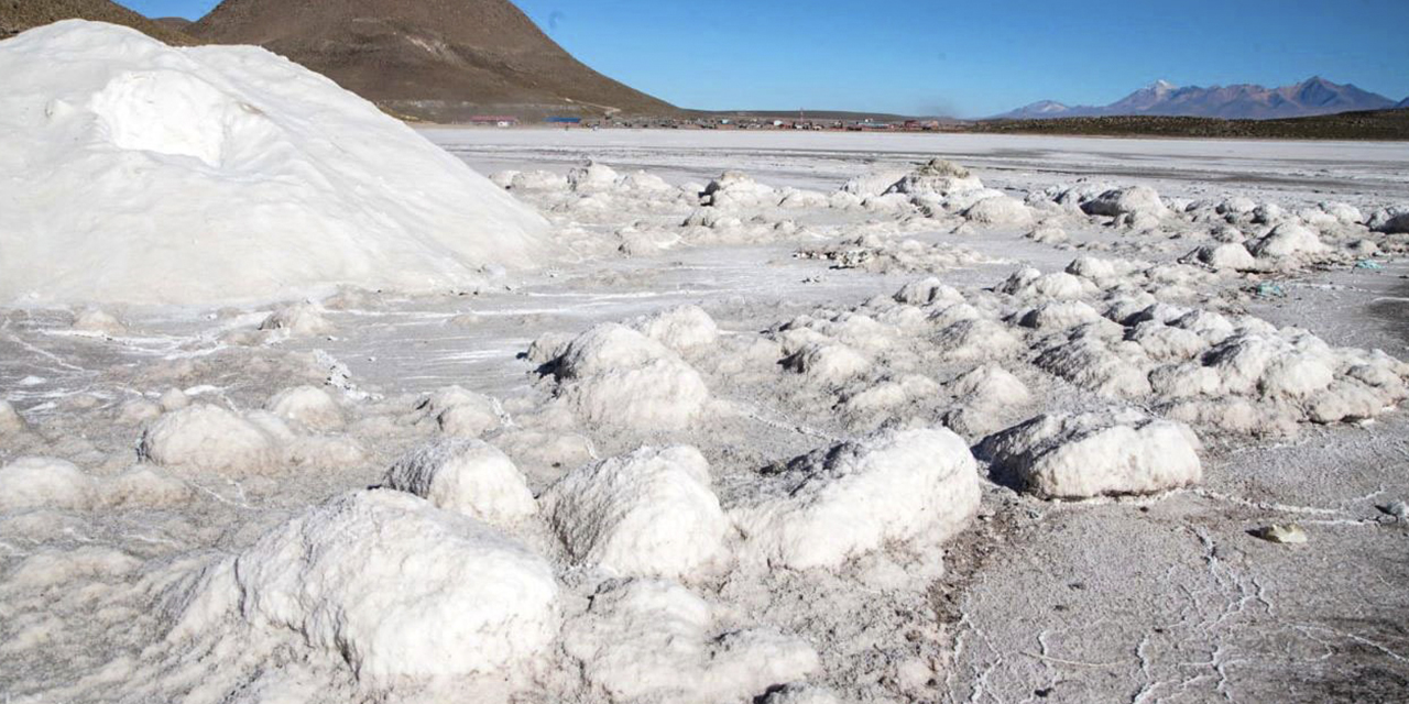 El salar de Coipasa está ubicado en el departamento de Oruro.