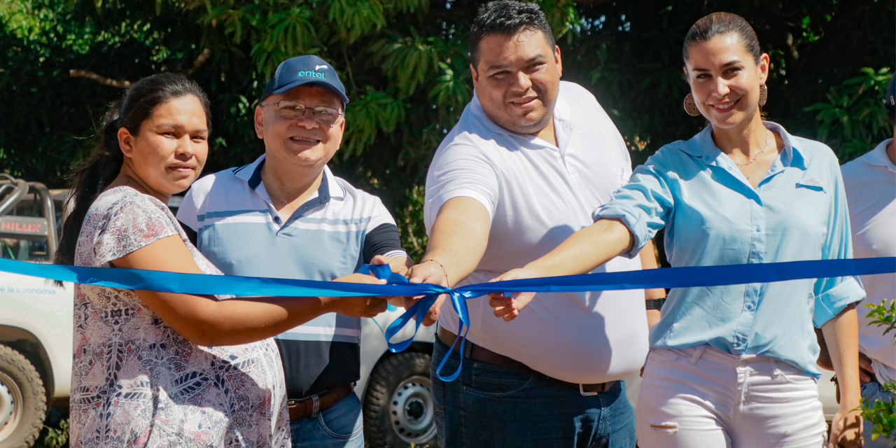 Autoridades y vecinos inaugurán la ampliación de la red de fibra óptica en Sucre. | Foto: Entel