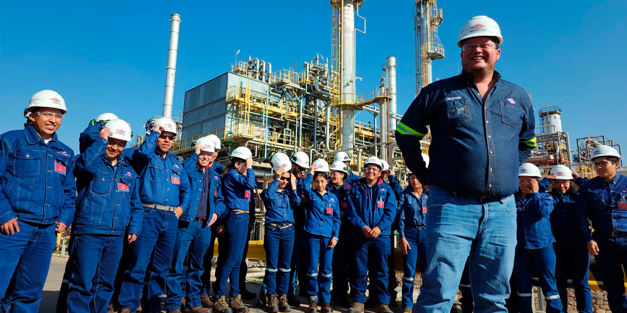 El presidente de YPFB, Armin Dorgathen, junto con los jóvenes profesionales. | Foto: YPFB