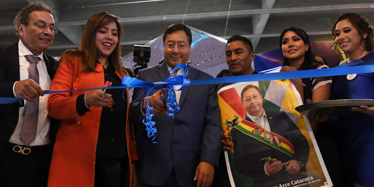 El presidente Luis Arce, junto a la viceministra de Comunicación, Gabriela Alcón, y el titular de la Federación de los Empresarios de La Paz, Rolando Kempff. Foto: Vicecom