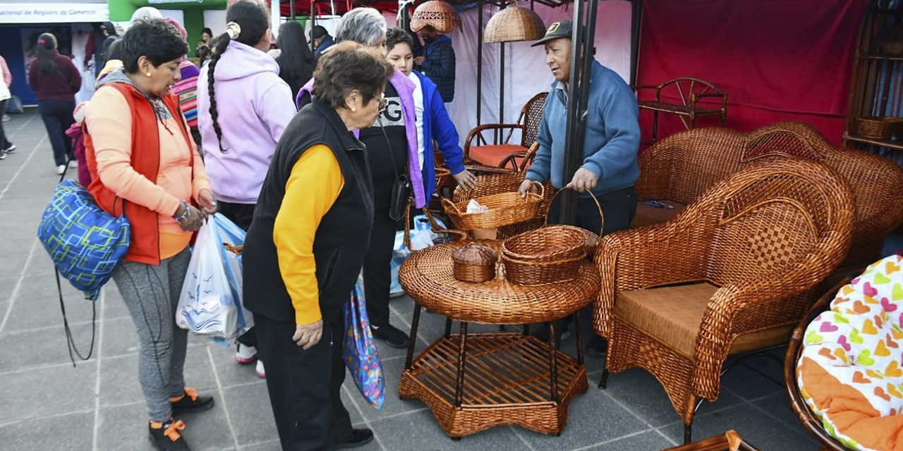 Un artesano expone su producción durante la feria. (Foto: MDP)