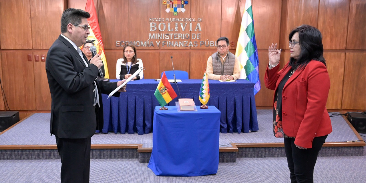 Momento de la toma del juramento de la nueva directora de ASFI. Foto: Ministerio de Economía