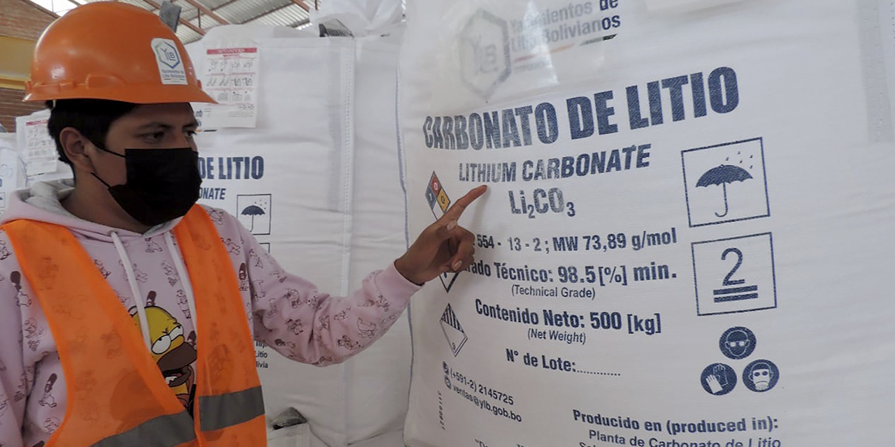 El país actualmente produce carbonato de litio en una planta piloto. (Foto: YLB)