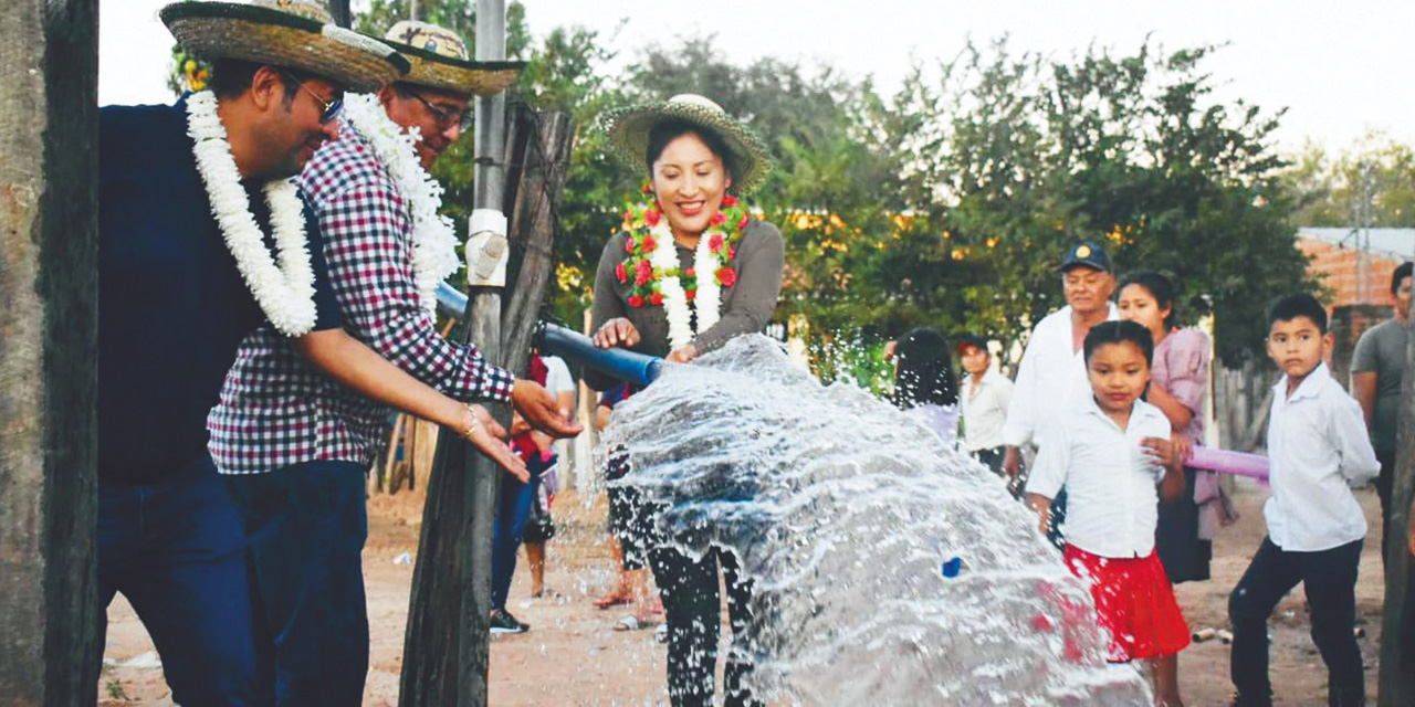 Entrega de los sistemas de agua en  Cuevo. Foto:  MDRyT