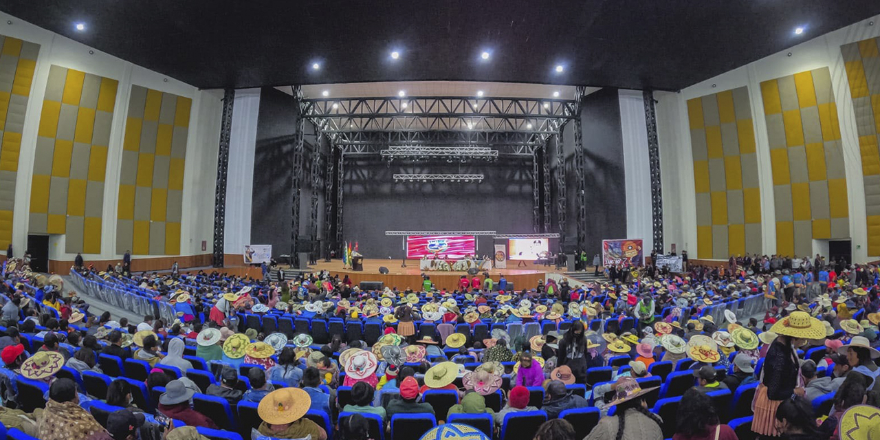 Celebración de los 57 años de Coipasa, Oruro.