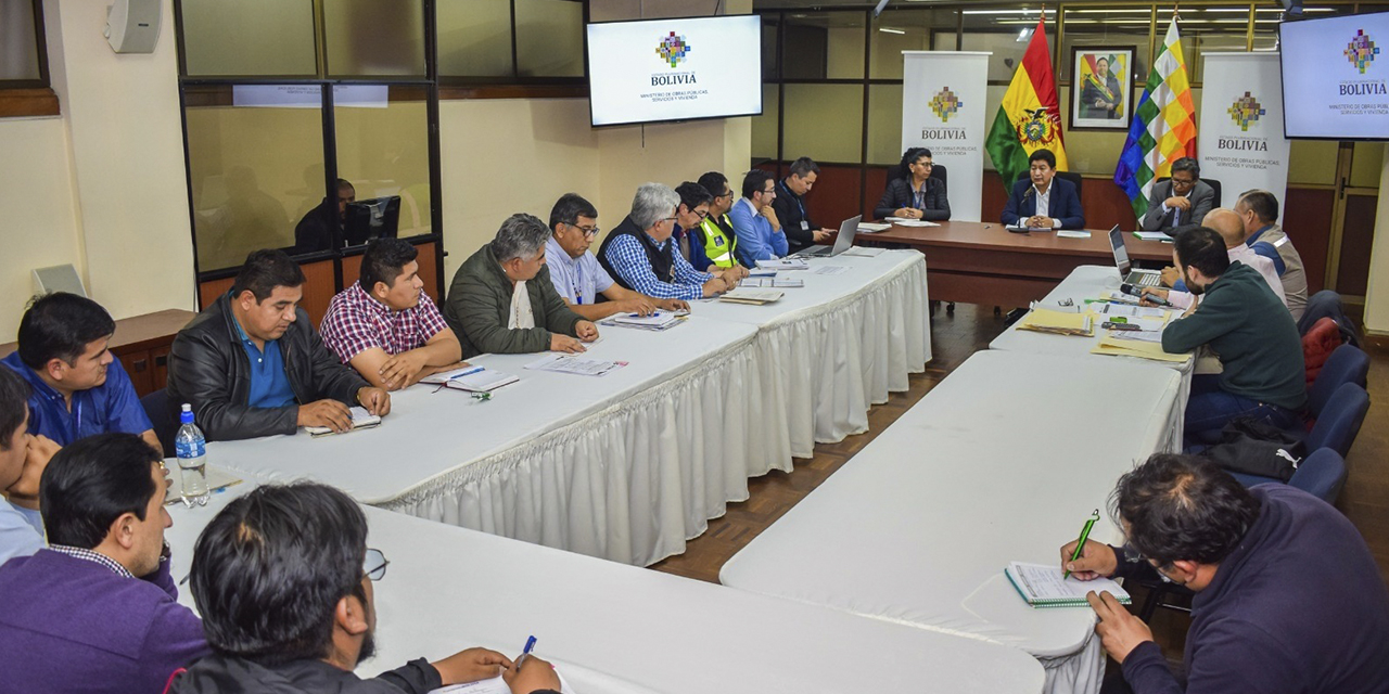 Autoridades estatales durante la reunión.