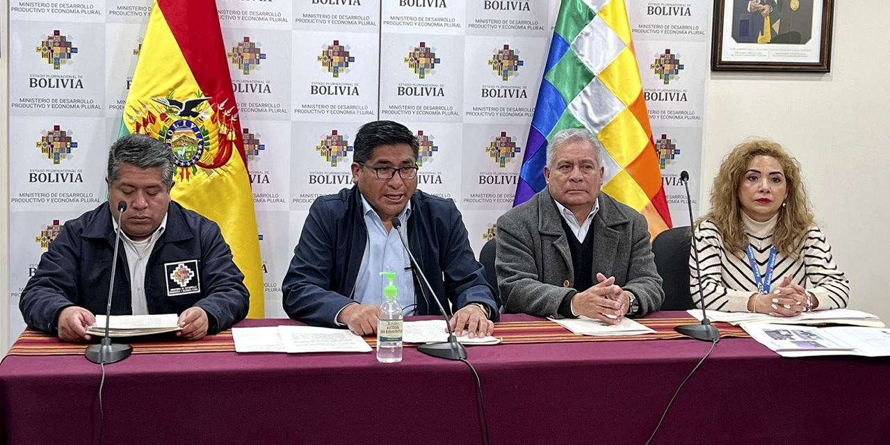 Autoridades de Desarrollo Productivo, de la Aduana y del Viceministerio de Lucha Contra el Contrabando.