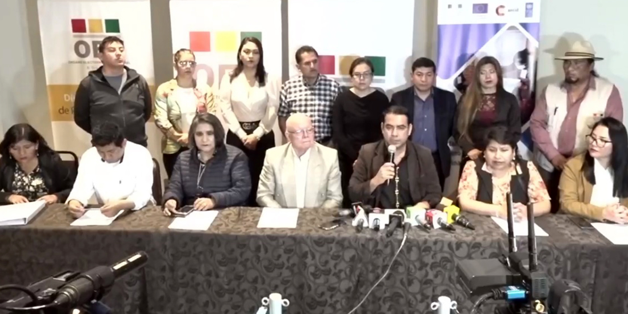 Miembros del TSE en conferencia de prensa en Santa Cruz.