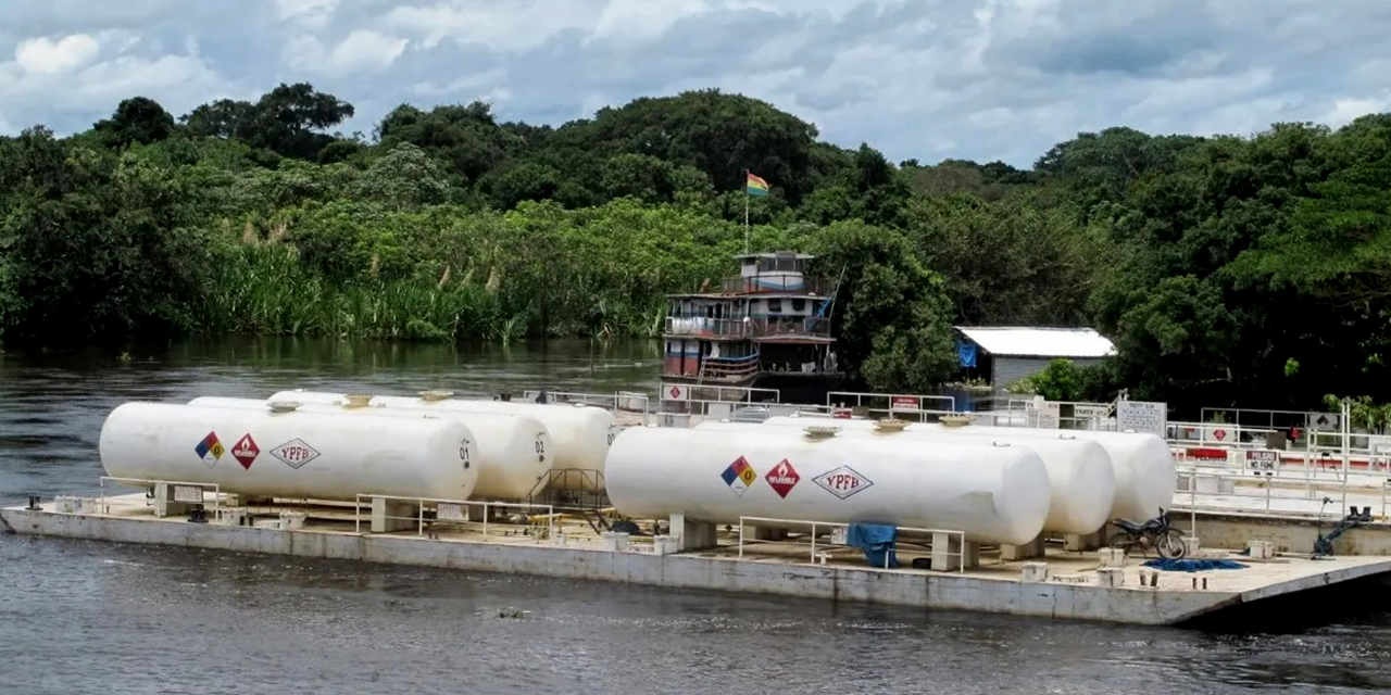 Una barcaza transporta combustibles en Beni. (Foto: Archivo)