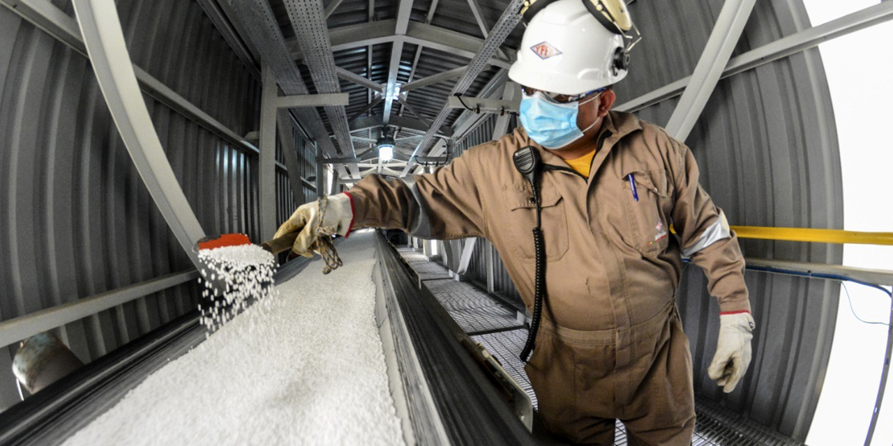 Producción de urea en Bulo Bulo. (Foto: YPFB)