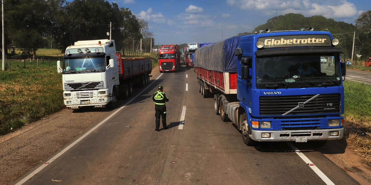 Los bloqueos que efectuaron pobladores para la construcción de la carretera en Santa Cruz, causaron pérdidas económicas. 