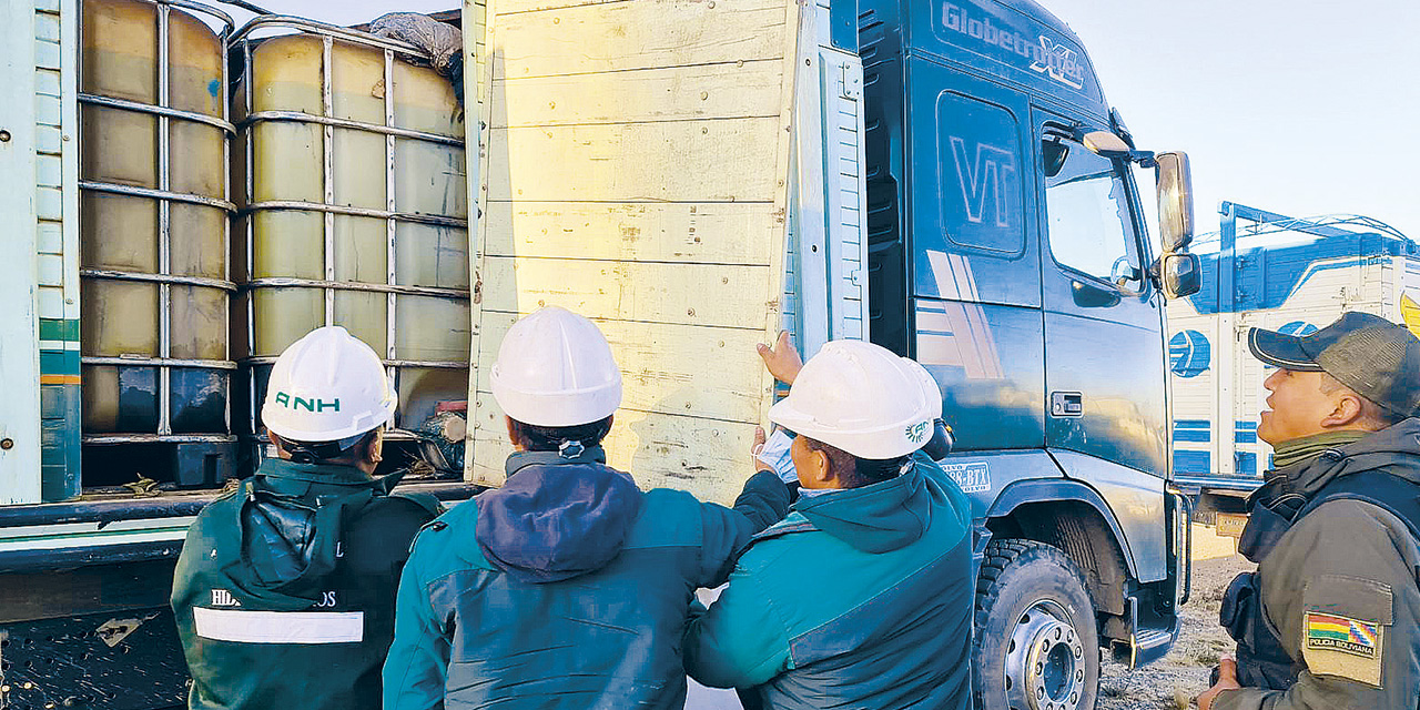 Parte del combustible incautado en La Paz.