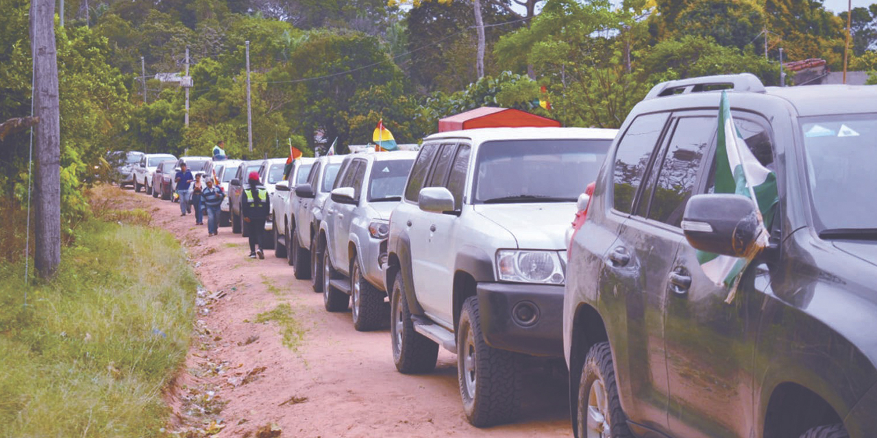 La caravana que recorrió la carretera Buena VistaLas Cruces.