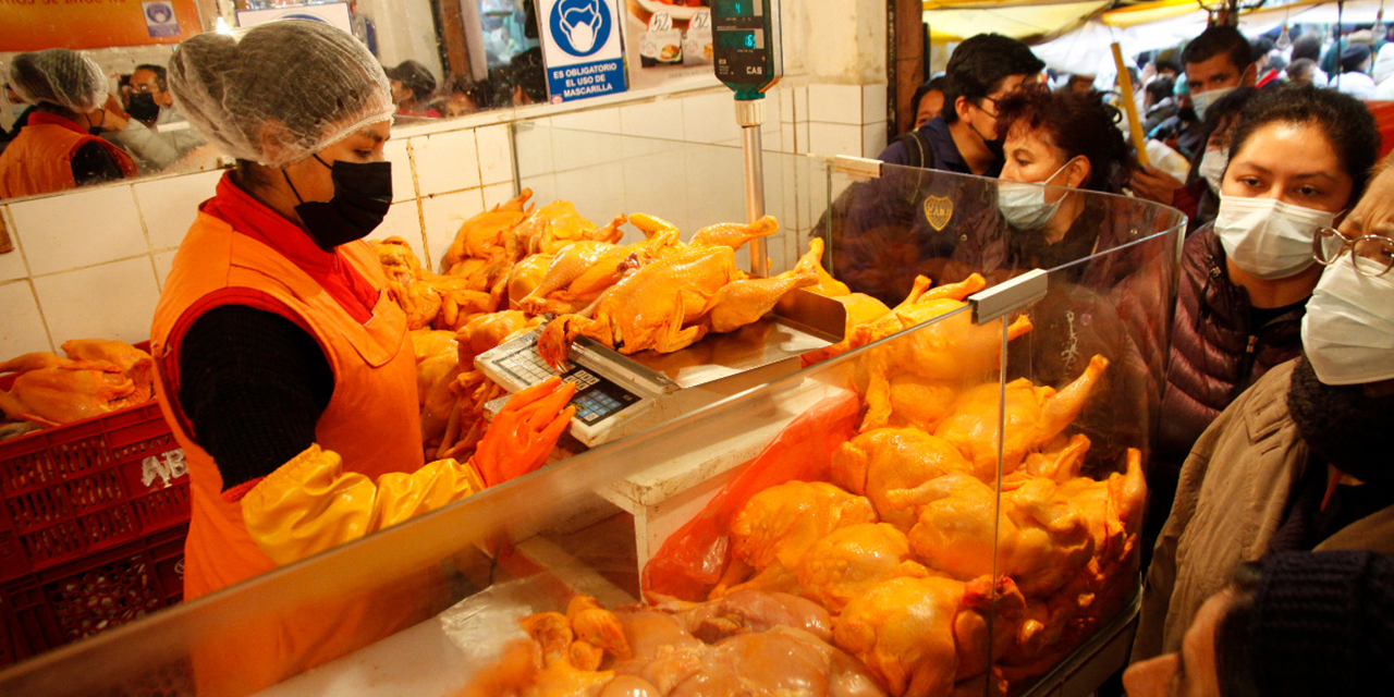 La población compra carne de pollo en los mercados. (Foto: Jorge Mamani)