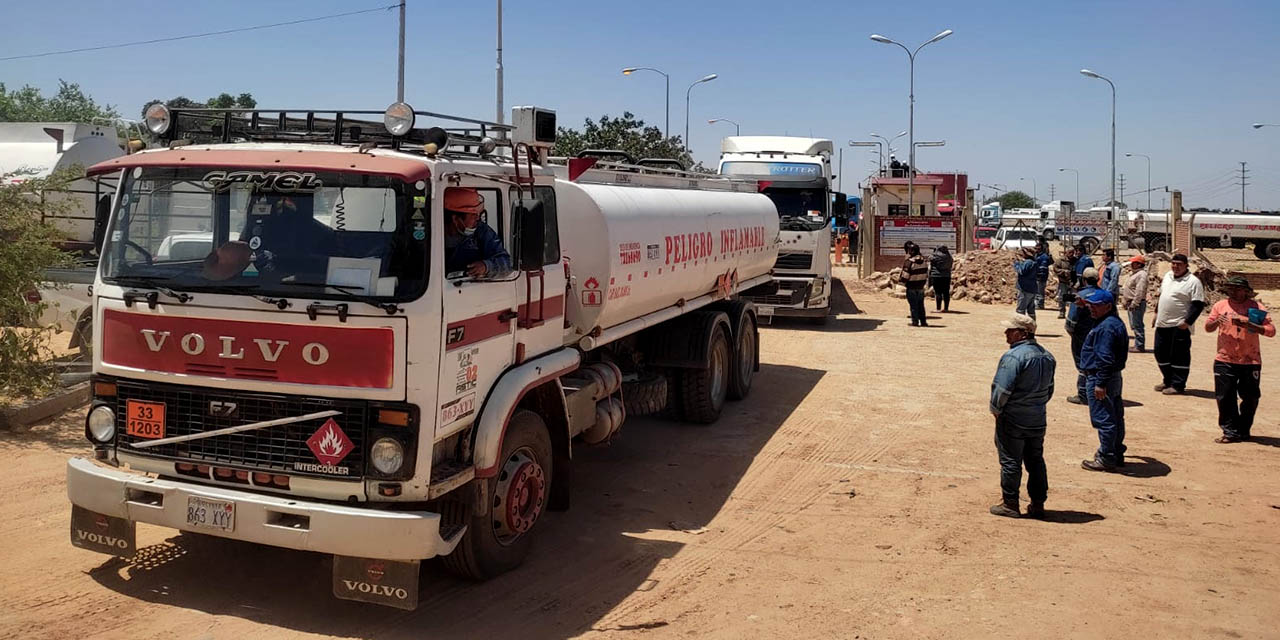 Camiones cisterna que transportan combustibles.