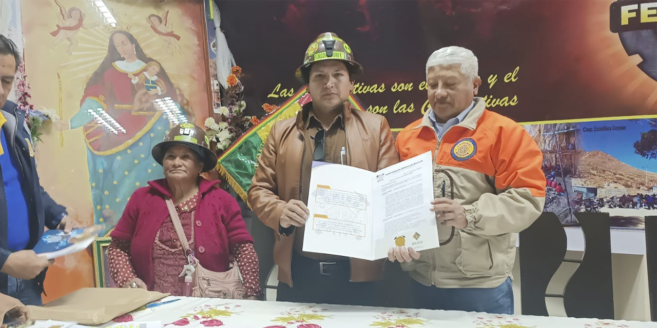 Los representantes de Comibol y Fedecomin Oruro en la firma de contratos.