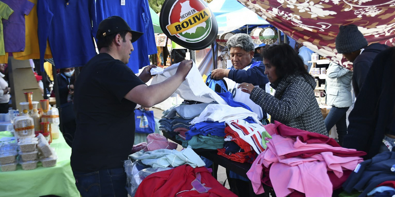 Los servidores públicos usan la app para hacer compras de productos nacionales.