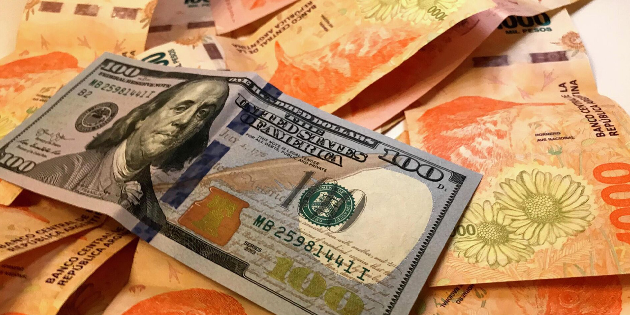 El dólar americano y los pesos argentinos. Foto: Sputnik