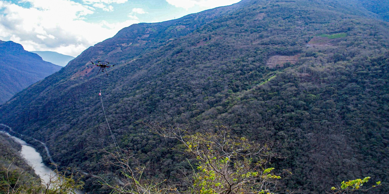 El uso de drones disminuye y optimiza los tiempos de ejecución de los proyectos de electrificación. | Foto: ENDE