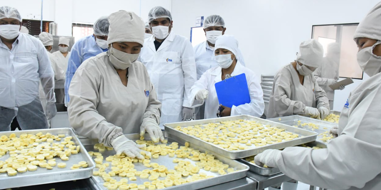 Procesamiento del plátano. La importación de alimentos baja en Bolivia. (Foto: Archivo)