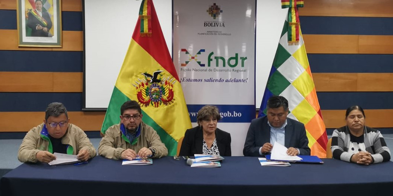 Firma del convenio en ambientes del FNDR, en La Paz. (Foto: FNDR)