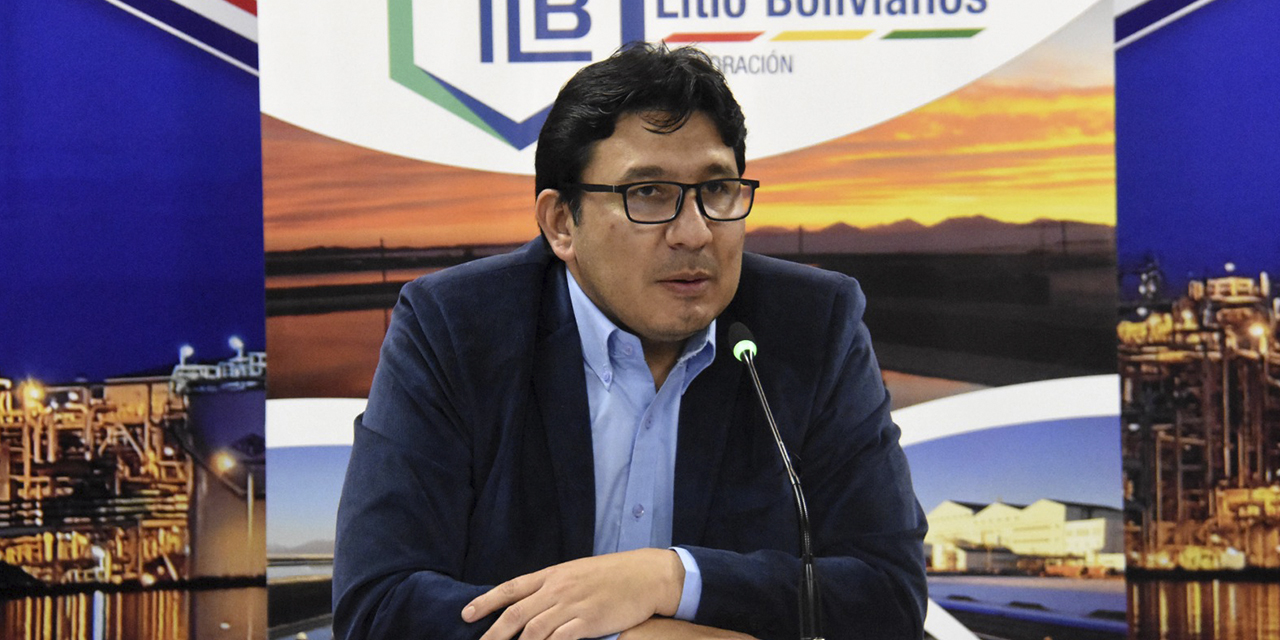 El ministro de Hidrocarburos y Energías, Franklin Molina, en conferencia de prensa.