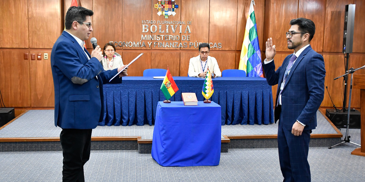 El ministro de Economía, Marcelo Montenegro (Izq.), posesionó al nuevo Viceministro de Pensiones y Servicios Financieros (Der.). Foto: MEFP.