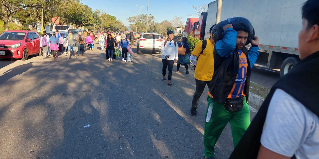 Uno de los puntos de bloqueo establecido ayer, en Santa Cruz.