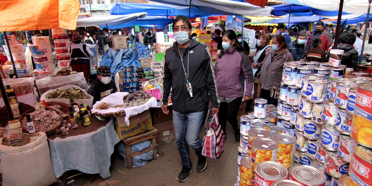 Venta de productos en un mercado de La Paz. (Foto: Archivo ABI)