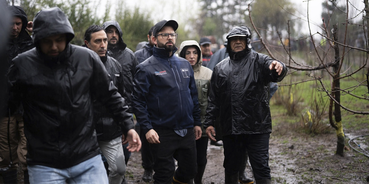 El presidente Boric durante un recorrido por las zonas afectadas. (Foto: RRSS)