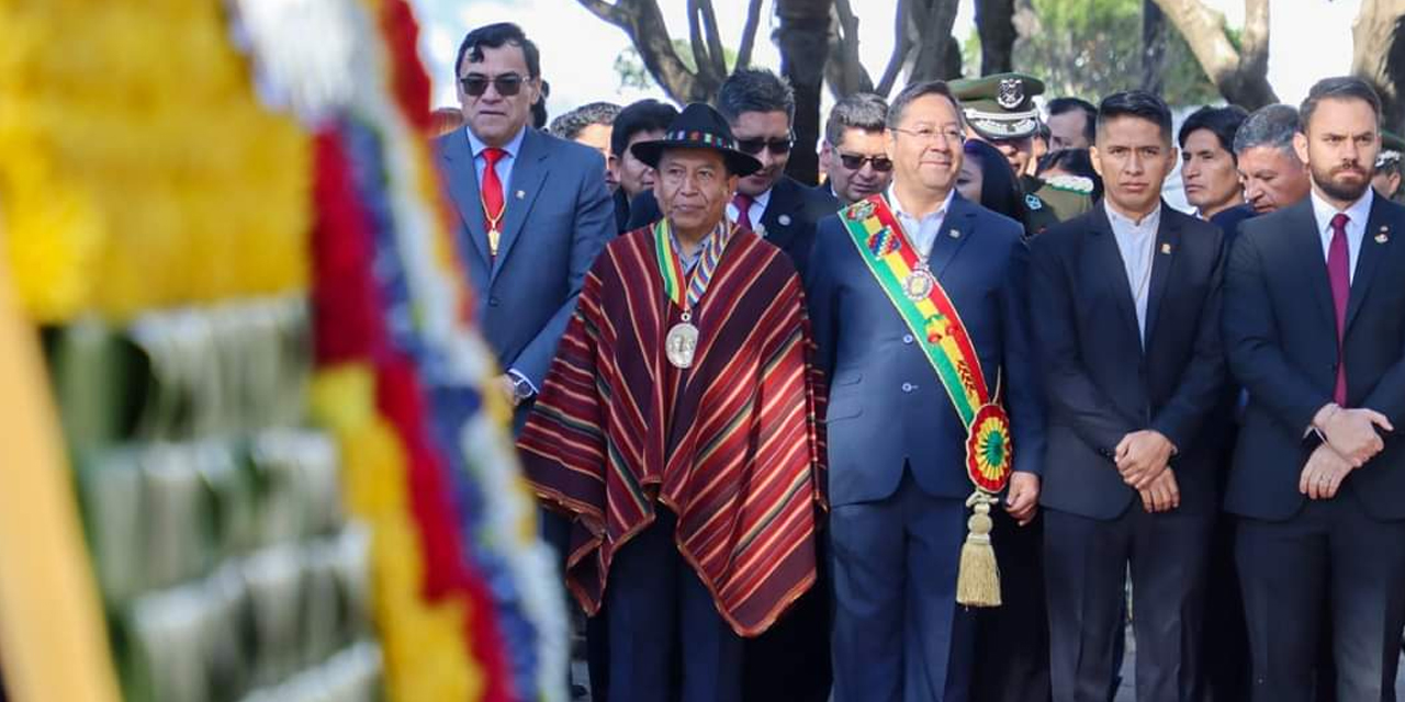 El presidente Luis Arce, el vicepresidente David Choquehuanca y otras autoridades en el acto por los 198 años de independencia de Bolivia, en Sucre. Foto: Comunicación Presidencial