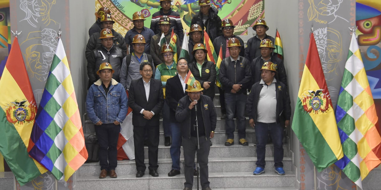 El presidente Luis Arce junto a la dirigencia de Fencomin. (Foto: Gonzalo Jallasi)