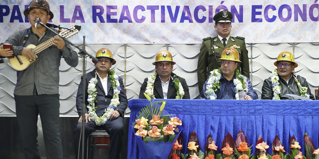 El presidente Luis Arce junto a representantes de Fofim y las cooperativas mineras. (Foto: Jorge Mamani)