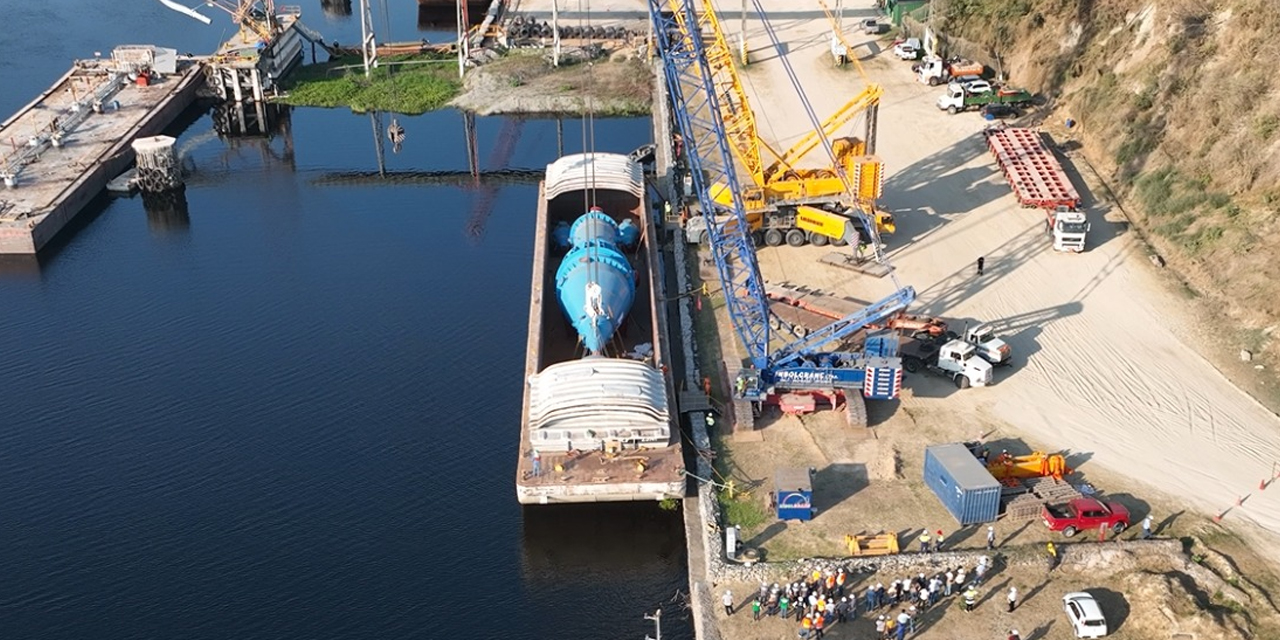 El reactor del complejo siderúrgico llegó al Puerto Jennefer, en Santa Cruz.