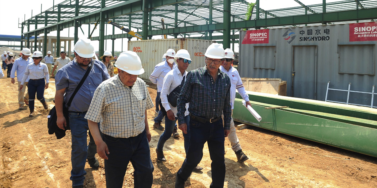 El ministro de Minería, Marcelino Quispe, en la inspección de ayer