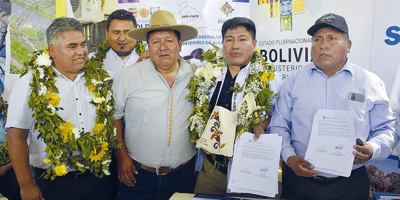 Autoridades firman el convenio con los productores. 